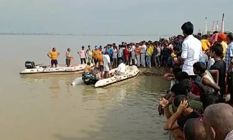 பீகார்: 55 கூலித் தொழிலாளர்களுடன் சென்ற படகு கவிழ்ந்து விபத்து! கங்கை ஆற்றில் மூழ்கிய 10 பேரை தேடும் பணி தீவிரம்