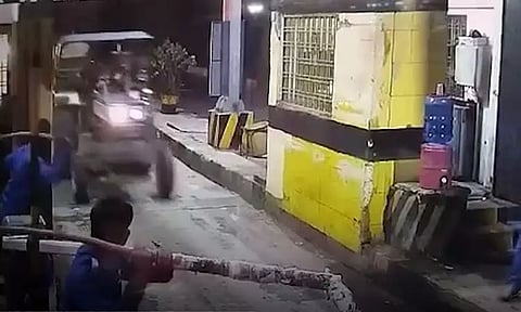 மணல் கொள்ளை கும்பலின் 13 டிராக்டர்கள் சுங்கச்சாவடியை உடைத்துக்கொண்டு வெளியேறிய காட்சி! ஊழியர்கள் அதிர்ச்சி!