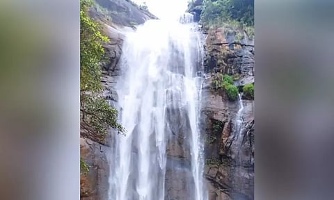 நாமக்கல்: கொல்லிமலை ஆகாய கங்கையில் ஆர்ப்பரித்து விழும் நீர் - சுற்றுலா பயணிகளுக்கு தடை