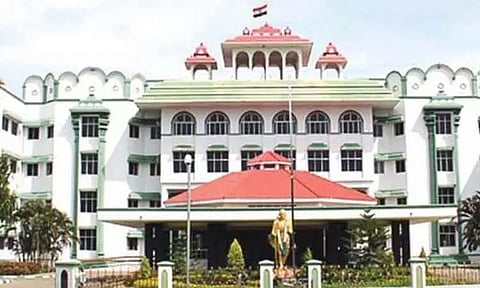 மரங்களை மற்றொரு இடத்திற்கு மாற்றி அமைக்க நவீன தொழில்நுட்பம் இருக்கும்போது ஏன் வெட்ட வேண்டும்? - மதுரை ஐகோர்ட்டு