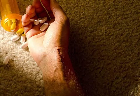 தூக்க மாத்திரை சாப்பிட்டு, கையை அறுத்து மாணவி தற்கொலை முயற்சி; கல்லூரி நிர்வாகம் மீது குற்றச்சாட்டு; உறவினர்கள் போராட்டம்