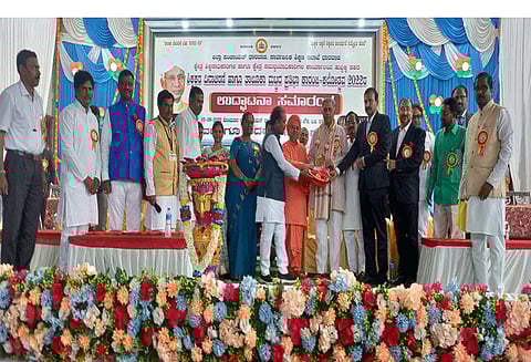 உப்பள்ளியில் ஆசிரியர் தின விழா கொண்டாட்டம்; ஜெகதீஷ் ஷெட்டர், பசவராஜ் ஹொரட்டி பங்கேற்பு