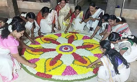 ஓணம் பண்டிகையையொட்டி அத்தப்பூ கோலமிட்டு கொண்டாட்டம்