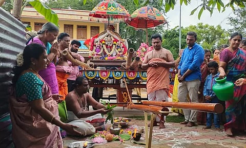 சென்னிமலையில் சிவபெருமான் பிட்டுக்கு மண் சுமக்கும் நிகழ்ச்சி