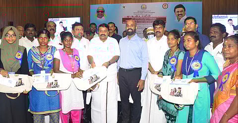 375 கல்லூரி மாணவிகளுக்கு மாதம் ரூ.1000 பெறுவதற்கான டெபிட் கார்டு