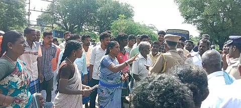 மின்பொறியாளர் அலுவலகம் அருகே கிராம மக்கள் திடீர் சாலைமறியல்