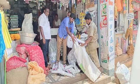 பிளாஸ்டிக் பொருட்கள் பறிமுதல்