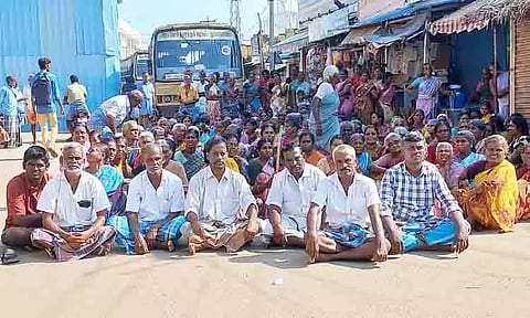 100 நாள் வேலை கேட்டு பஸ்கள் சிறைபிடிப்பு