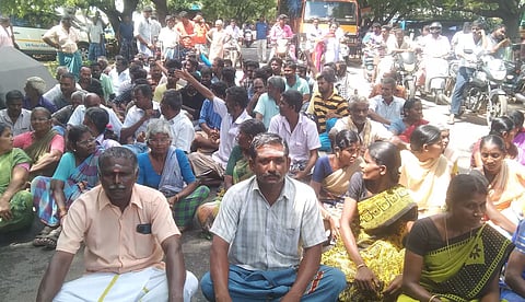 அந்தியூரில் செங்கல் உற்பத்தியாளர்கள்-தொழிலாளர்கள் சாலை மறியல்; போக்குவரத்து பாதிப்பு