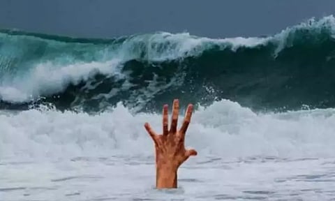 பெசன்ட் நகர் எலியட்ஸ் கடற்கரையில் கடல் அலையில் சிக்கி பிளஸ்-2 மாணவன் மாயம் - தந்தை கண் எதிரே சம்பவம்