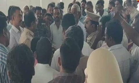 கள்ளக்குறிச்சி:கனியாமூர் பள்ளியை திறக்க கோரி மாவட்ட கலெக்டர் அலுவலகத்தில் பெற்றோர் மனு