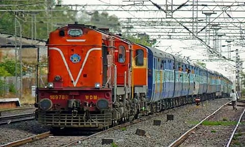 பராமரிப்பு சிக்கல், சாதகமற்ற வானிலை காரணமாக 220 ரெயில்களை ரத்து செய்த இந்திய ரெயில்வே நிர்வாகம்