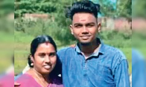 வீட்டுக்கு தாமதமாக வருவதை தந்தை கண்டித்ததால் நடன கலைஞர் தூக்குப்போட்டு தற்கொலை - அதிர்ச்சியில் தாயும் தூக்கில் தொங்கினார்