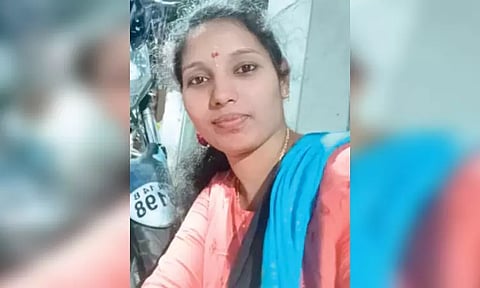 பள்ளிப்பட்டு அருகே 2-வது கணவரின் வீட்டு முன் தீக்குளித்த பெண் சிகிச்சை பலனின்றி சாவு