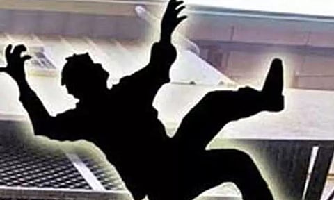 நாவலூர் அருகே 7-வது மாடியில் இருந்து தவறி விழுந்த என்ஜினீயர் சாவு