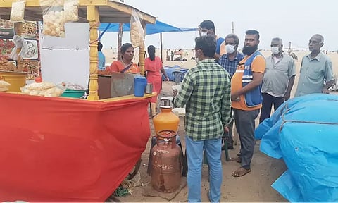 மெரீனா கடற்கரை: பிளாஸ்டிக் பொருட்களை பயன்படுத்திய கடைகளுக்கு அபராதம் - மாநகராட்சி நடவடிக்கை