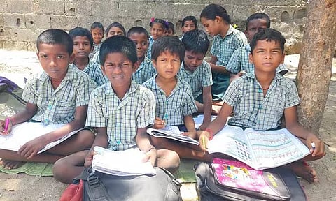 இடநெருக்கடியால் மரத்தடியில் பாடம் நடத்தும் அவலம்