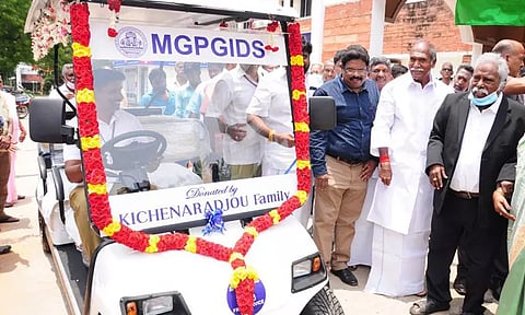 அரசு பல் மருத்துவ கல்லூரியில் பேட்டரி கார் சேவை