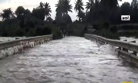 ஒசூர்: வெள்ளத்தில் மூழ்கிய தரைப்பாலம் - 10 கி.மீ. தூரம் சுற்றி செல்லும் மக்கள்