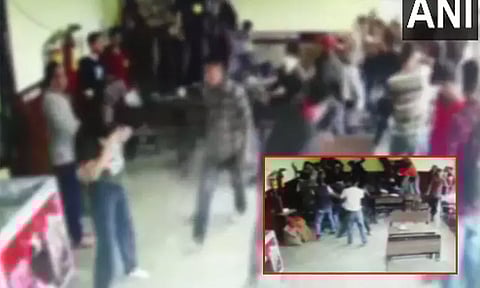 இமாசல பிரதேசம்; அரசு கல்லூரியில் இரு தரப்பு மாணவர்கள் மோதல்: வைரலான வீடியோ