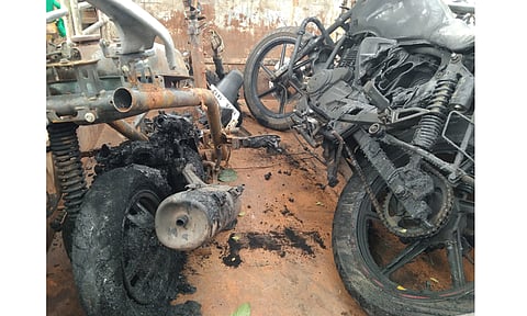 வீடு சூறை, மோட்டார் சைக்கிள்கள் தீ வைத்து எரிப்பு