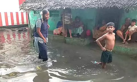 இடி, மின்னலுடன் 2 மணி நேரம் பலத்த மழை வீடுகளுக்குள் தண்ணீர் புகுந்தது