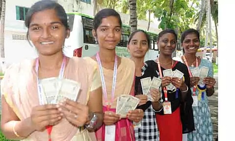 தமிழக அரசின் புதுமை பெண் திட்டத்தின் கீழ் வங்கியில் செலுத்தப்பட்ட ரூ.ஆயிரத்தை பெரம்பலூர் மாவட்டம் வேப்பூர் அரசு மகளிர் கலை மற்றும் அறிவியல் கல்லூரி மாணவிகள் ஏ.டி.எம். மூலம் எடுத்து மகிழ்ச்சியுடன் காண்பித்ததை படத்தில் காணலாம்.