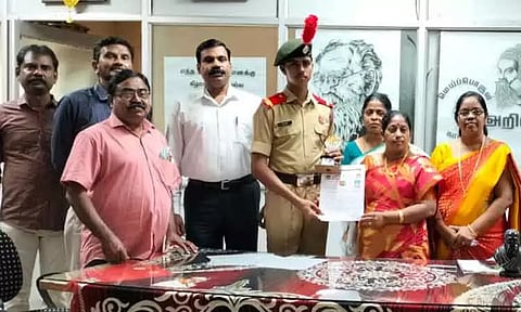 முத்துரங்கம் கலைக்கல்லூரி மாணவருக்கு பாராட்டு