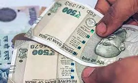 புதுமைப்பெண் திட்டத்தில் மாதம் ரூ.1,000 வழங்கும் திட்டம்