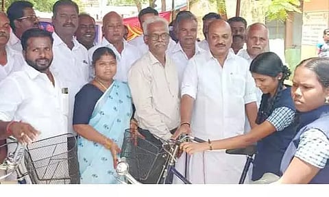 மாணவ-மாணவிகளுக்கு விலையில்லா சைக்கிள்