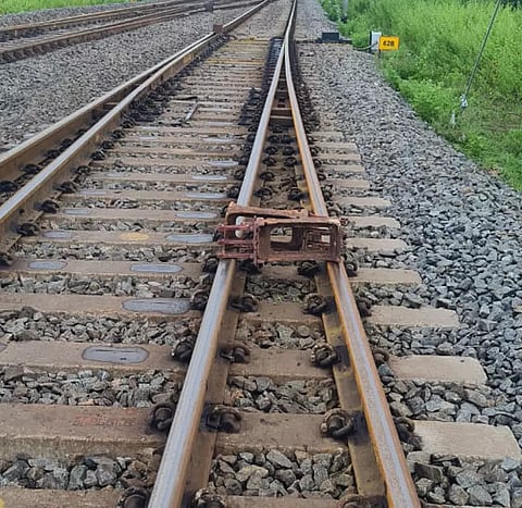 ரெயிலை கவிழ்க்க சதி