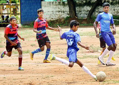 50 அணிகள் பங்கேற்றுள்ள கால்பந்து போட்டி