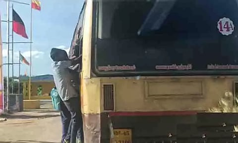பஸ் படிக்கட்டுகளில் தொங்கியவாறு மாணவர்கள் ஆபத்தான பயணம்