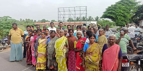 மொடக்குறிச்சி அருகே சீராக மின்சாரம் வினியோகிக்க கோரி பொதுமக்கள் சாலை மறியல்