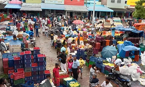 ஓணம் பண்டிகை: தோவாளை பூ மார்கெட்டில் 500 டன் பூக்கள் விற்பனையாகி சாதனை