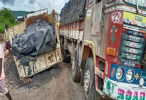 ஒசதுர்கா அருகே பள்ளத்தில் லாரிகள் சிக்கியதால் போக்குவரத்து பாதிப்பு