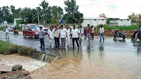 கெலமங்கலம் அருகே கால்வாய் ஆக்கிரமிப்பால் சாலையில் வெள்ளப்பெருக்கு ராமச்சந்திரன் எம்.எல்.ஏ. நேரில் ஆய்வு