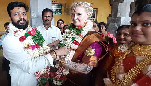 ஆன்லைனில் காதலித்து வெளிநாட்டு பெண்ணை கரம்பிடித்த திருமங்கலம் வாலிபர்