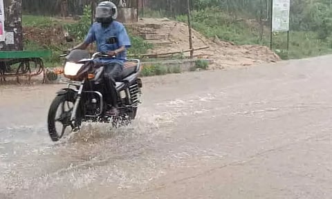 இடி-மின்னலுடன் பலத்த மழை