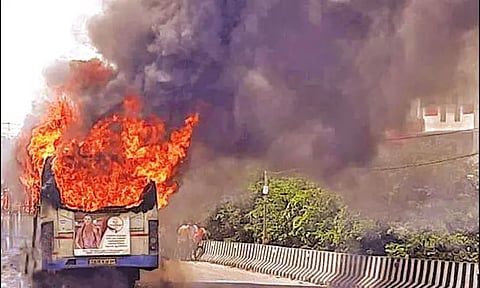 அரசு பஸ் தீப்பிடித்து எரிந்ததில் பிளஸ்-2 மாணவர் உடல் கருகி பலி