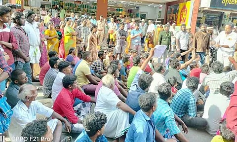 விபத்தில் உயிரிழந்த ஆம்புலன்ஸ் டிரைவர் குடும்பத்திற்கு இழப்பீடு வழங்க கோரி உறவினர்கள் சாலை மறியல்