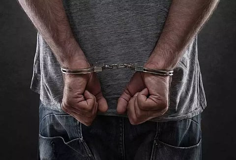 புனே சசூன் ஆஸ்பத்திரியில் `மோக்கா' கைதியை கொல்ல முயன்ற 5 பேர் பிடிபட்டனர்