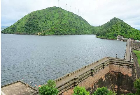 தொடர் கனமழையால் அணை நிரம்பியது; வாணிவிலாஸ் நீர்தேக்க பகுதியில் உள்ள கிராமம் தண்ணீரில் மூழ்கியது