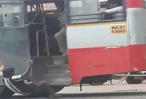 மதுபோதையில் வந்த பயணியை காலால் எட்டி உதைத்து கீழே தள்ளிய அரசு பஸ் கண்டக்டர்