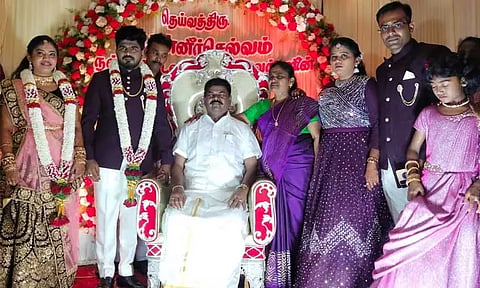 இறந்த தந்தையின் மெழுகுசிலையுடன் திருமண வரவேற்பு விழா நடத்திய மகன்