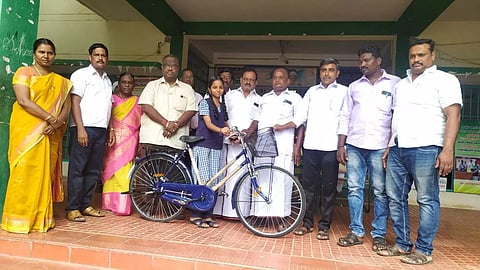 235 மாணவிகளுக்கு இலவச சைக்கிள் வழங்கல்