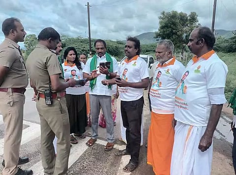 கம்பத்தில் பரபரப்பு: கேரளாவிற்கு கனிமவளம் ஏற்றி சென்ற லாரிகளை கணக்கெடுத்த பா.ஜ.க.வினர்