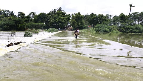 பில்லூர்- சேர்ந்தனூர் தரைப்பாலம் மூழ்கியதால் போக்குவரத்து துண்டிப்பு