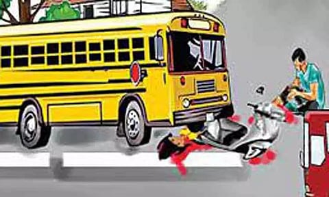 மோட்டார் சைக்கிள் மீது பஸ் மோதி 2 வாலிபர்கள் படுகாயம்