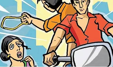 வீட்டின் முன் கோலம் போட்ட பெண்ணிடம் நகை பறிப்பு